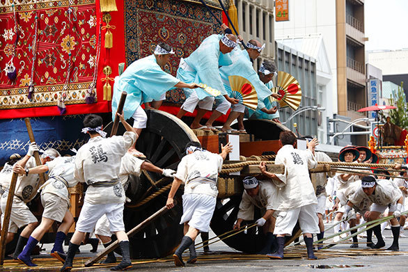 2ページ目 祇園祭最大の見せ場 辻回し 10トンの山鉾がグルリと方向転換 写真で楽しむ京都祇園祭