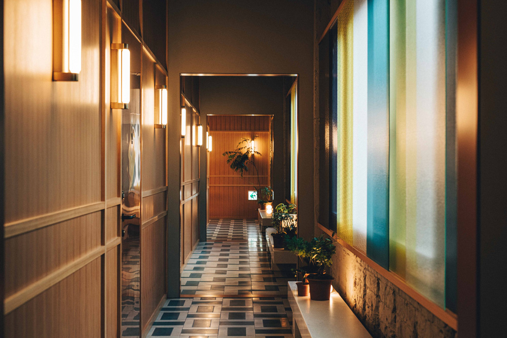 「HOTEL K5」の廊下。歴史的建造物の重厚感や素材感を残しつつ、館内をリノベーション。