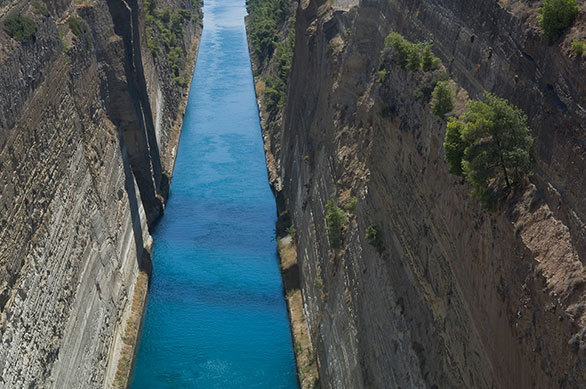 悪逆非道の暴君ネロも完成を夢みた ギリシャの運河は断崖絶壁の間を往く 今日の絶景
