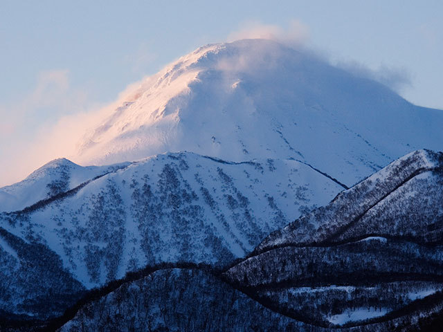 雄々しく美しい雪景色を見せる 世界遺産・知床半島の最高峰 | 今日の絶景