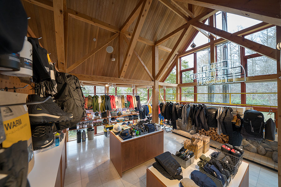 北海道美瑛町にオープンした 森の中の The North Face
