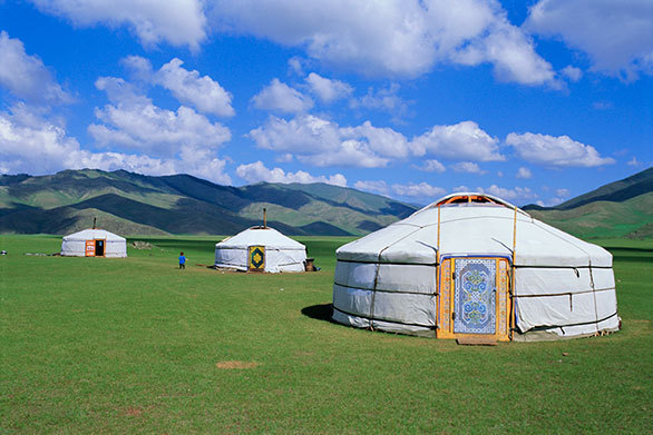 モンゴルの遊牧民のゲルが点在する 草原地帯の人口密度は意外に高い 今日の絶景