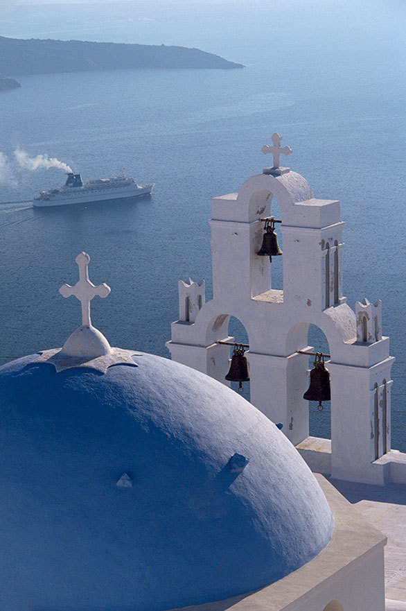 青い屋根に白壁の教会がまばゆい エーゲ海きっての撮影スポット 今日の絶景
