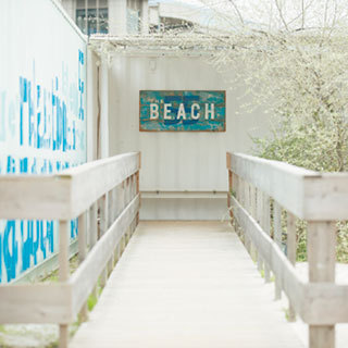 白砂が敷き詰められた豊洲のカフェ The Beach 55 はまるで南仏