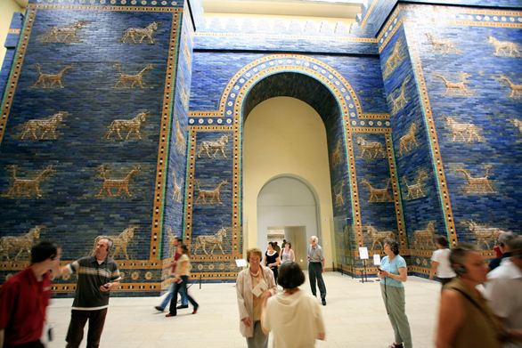 古代バビロンの青く美しい門をベルリンの博物館で眺める 今日の絶景