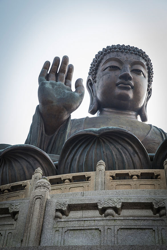 香港に鎮座する世界最大の屋外大仏は ハイテクで煩悩を祓ってくれる 今日の絶景