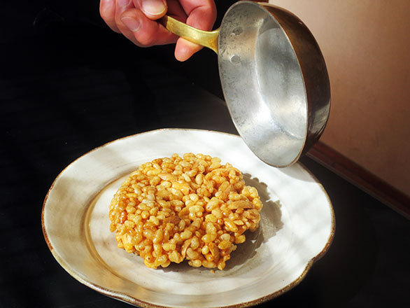 3ページ目 できたての粟おこし 食べたことある 本場で味わう大阪の名物菓子 そおだよおこの関西おいしい おやつ紀行