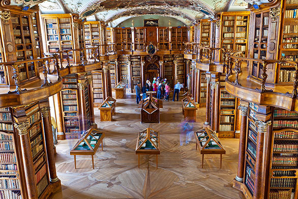 世にも美しき修道院の図書館では 歴史的な蔵書のデジタル化が進行中 今日の絶景