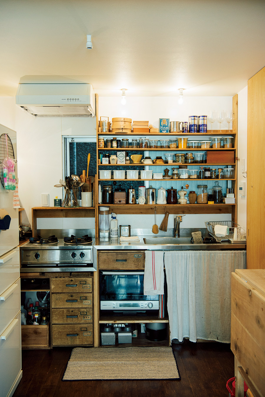 小学校の理科室の引き出しも活用 写真家夫婦の素敵なdiyキッチン 居心地がいい部屋は キッチンが生きている 写真 5枚目